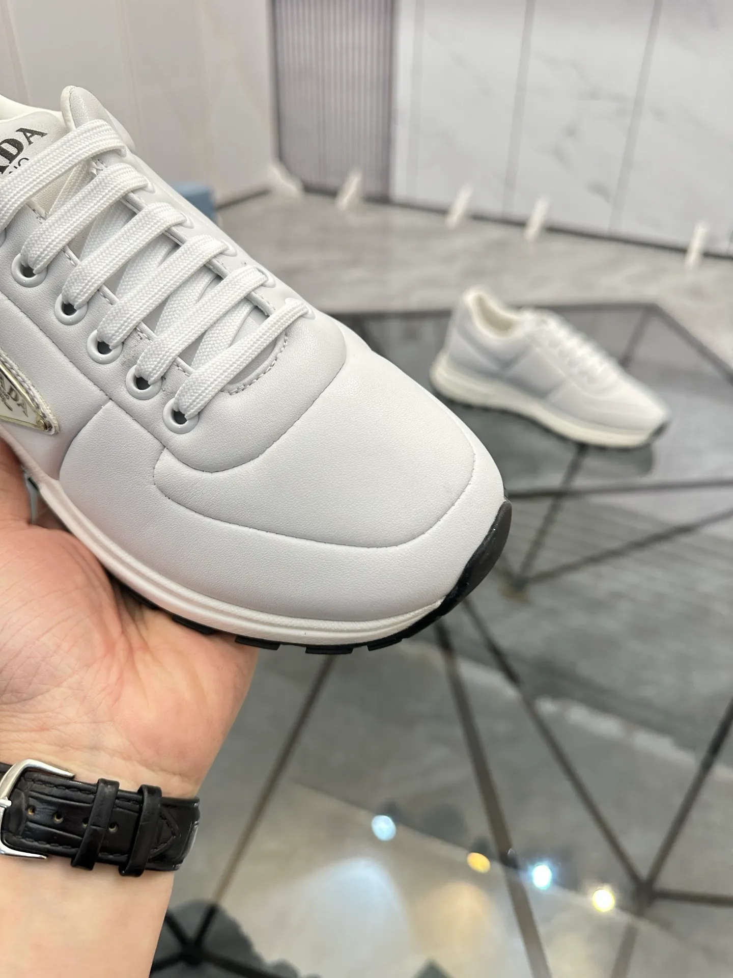 Men's shoes: 💰P440¥ Product trademark: Prada *"Prada*" low-top casual shoes Regular size: 38-44 (can be customized to 45.46) Product materials: imported cowhide upper, sheepskin lining, original outsole. Number: 835
